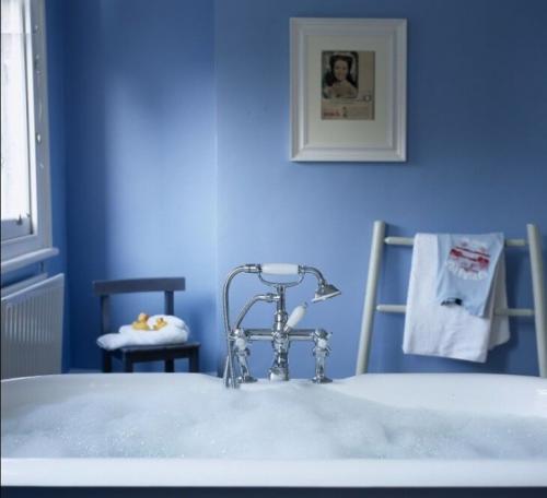 Чем в ванной красить стены. Особенности покраски стен в ванной 17 Чем в ванной красить стены. Особенности покраски стен в ванной 17