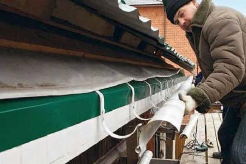 Как монтировать водостоки под металлочерепицу. Как установить водостоки если крыша уже покрыта: возможные варианты крепления 01 Как монтировать водостоки под металлочерепицу. Как установить водостоки если крыша уже покрыта: возможные варианты крепления 01