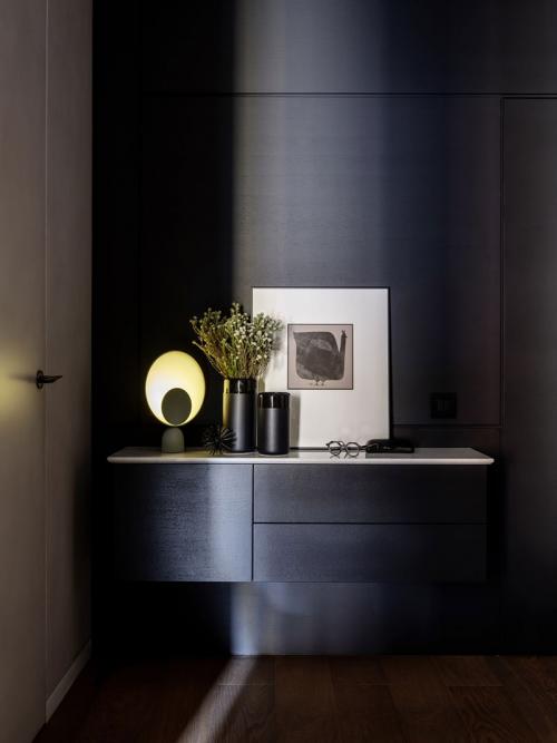 Минимализм в интересной гамме: современная квартира в Москве 08