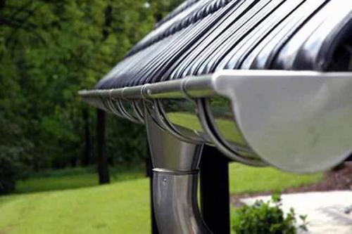 Как монтировать водостоки под металлочерепицу. Как установить водостоки если крыша уже покрыта: возможные варианты крепления 08 Как монтировать водостоки под металлочерепицу. Как установить водостоки если крыша уже покрыта: возможные варианты крепления 08