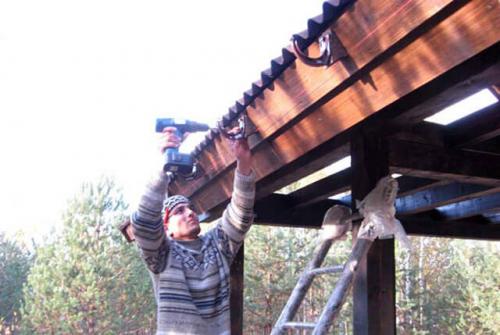 Как монтировать водостоки под металлочерепицу. Как установить водостоки если крыша уже покрыта: возможные варианты крепления 10 Как монтировать водостоки под металлочерепицу. Как установить водостоки если крыша уже покрыта: возможные варианты крепления 10