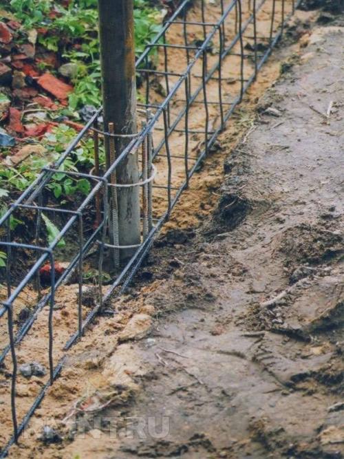 Забор из шлакоблока с ковкой. Строим забор из шлакоблока своими руками 07