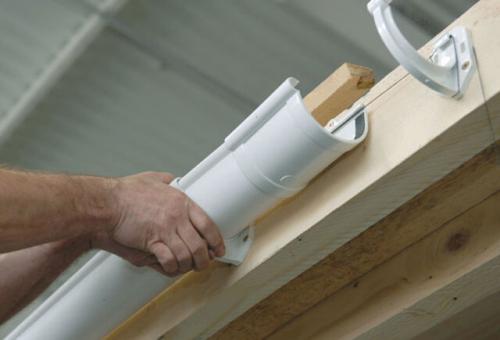 Как монтировать водостоки под металлочерепицу. Как установить водостоки если крыша уже покрыта: возможные варианты крепления 03 Как монтировать водостоки под металлочерепицу. Как установить водостоки если крыша уже покрыта: возможные варианты крепления 03