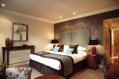 Цвет обоев для спальни. Способ №1: ориентируемся на яркость и размеры комнаты