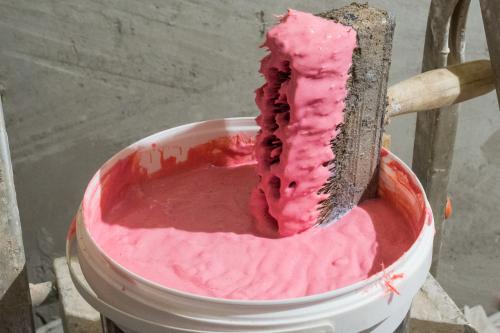 Бетон контакт на дерево. Отделка стен в жилой комнате