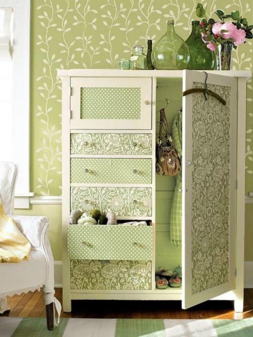 Чем обклеить двери шкафа купе. Реставрация обоями