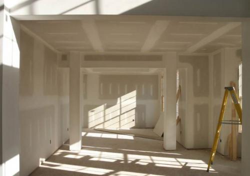 Можно ли штукатурить гипсокартон толстым слоем. Оштукатуривание гипсокартонного потолка Ротбандом