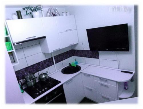 Кухня 2 на 2 метра дизайн. Холодильник и мебель стоят в одном ряду 15