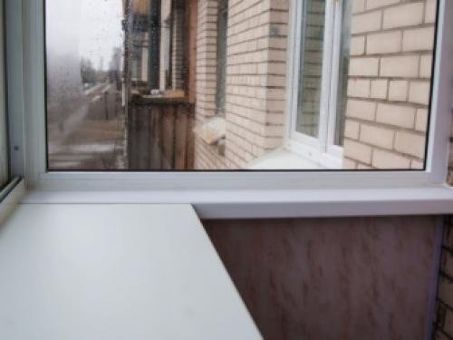 Широкий подоконник на балконе. Виды, назначение и оформление