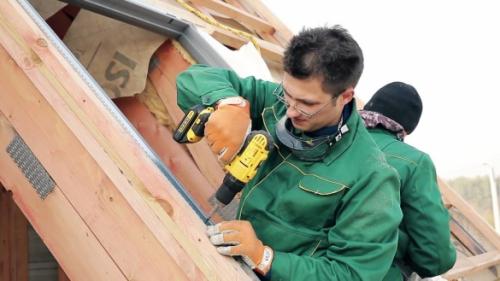 Монтаж металлочерепицы на мансардную крышу. Установка мансардного окна: планирование