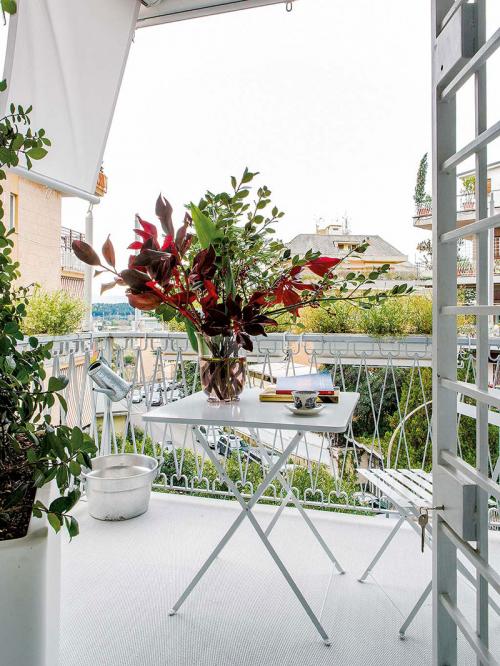 Ванна в спальне и сумочки как декор: квартира для девушки (70 кв. м) 02