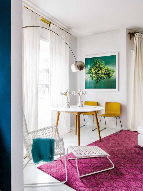 Ванна в спальне и сумочки как декор: квартира для девушки (70 кв. м) 03