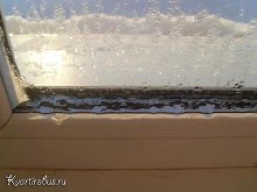 Чем заклеить оконные рамы на зиму.  Установка теплоотражающей пленки на окна 01