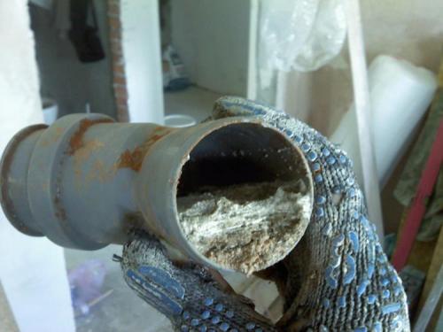 Как прочистить канализационные трубы от жира. Почему важно чистить канализацию от жира?