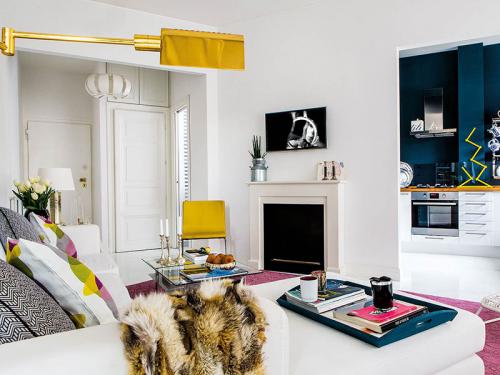 Ванна в спальне и сумочки как декор: квартира для девушки (70 кв. м) 09