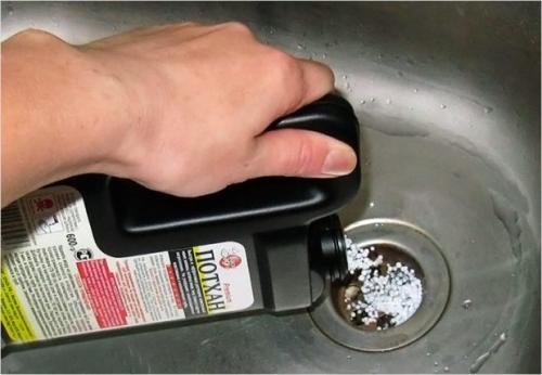 Как прочистить канализационные трубы в частном доме. №3. Устранение засора специальными средствами