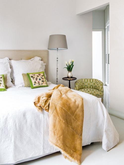 Ванна в спальне и сумочки как декор: квартира для девушки (70 кв. м) 08