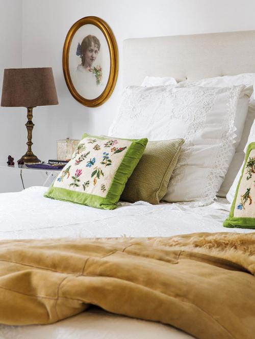 Ванна в спальне и сумочки как декор: квартира для девушки (70 кв. м) 05