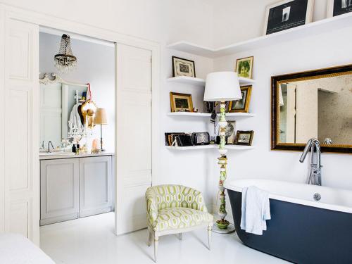 Ванна в спальне и сумочки как декор: квартира для девушки (70 кв. м) 07