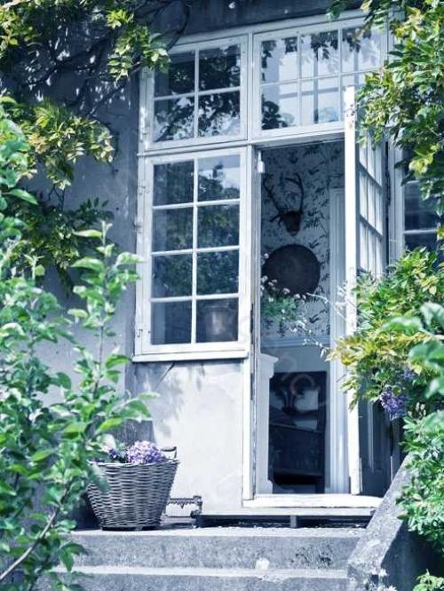 Великолепный дом с небольшим садом 02