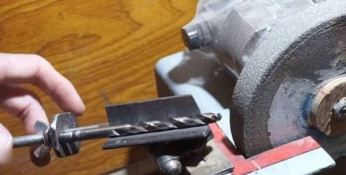 Приспособление для заточки сверл из дверной петли. Как облегчить заточку сверл с помощью дверной петли