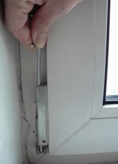 Регулировка поворотно-откидного механизма пластиковых окон. Общие особенности проведения регулировки окон ПВХ