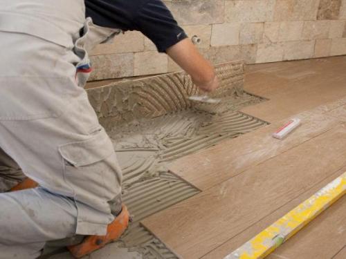 Плитка на пол в деревянном доме. Дерево и керамика – почему их нежелательно совмещать?