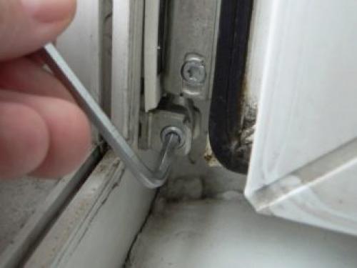 Регулировка нижней петли пластиковых окон самостоятельно. Как отрегулировать петли створок пластикового Окна? 08 Регулировка нижней петли пластиковых окон самостоятельно. Как отрегулировать петли створок пластикового Окна? 08