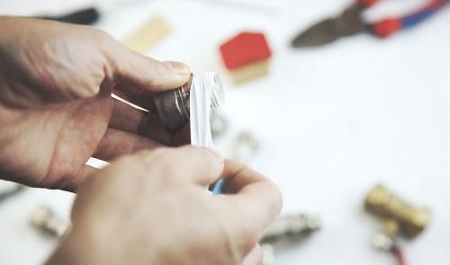 В какую сторону наматывать фум ленту. КАК ПРАВИЛЬНО НАМАТЫВАТЬ ФУМ ЛЕНТУ НА РЕЗЬБУ