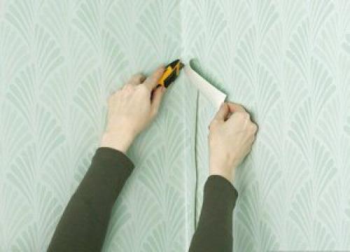 Как клеить флизелиновые обои в углах неровных. Как клеить обои в углах 02