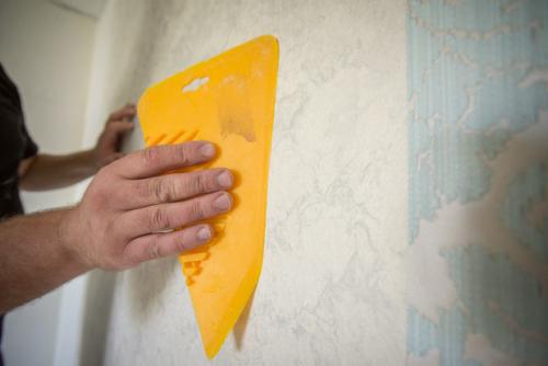 Как исправить обои в углу. Как исправить угол обоев при поклейке