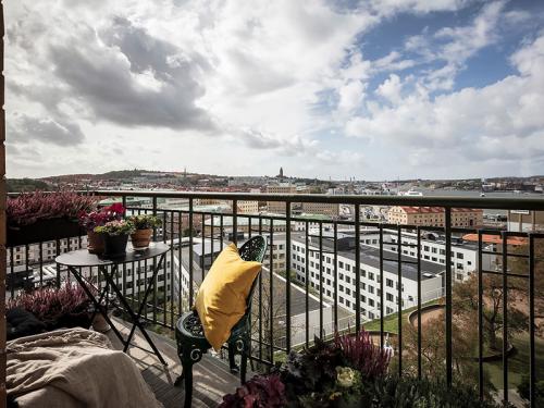 Белоснежная квартира с тёплыми акцентами 03