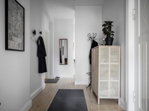 Белоснежная квартира с тёплыми акцентами 23