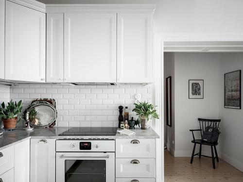 Белоснежная квартира с тёплыми акцентами 09