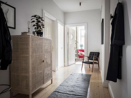 Белоснежная квартира с тёплыми акцентами 25