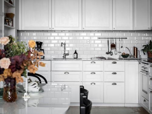 Белоснежная квартира с тёплыми акцентами 07