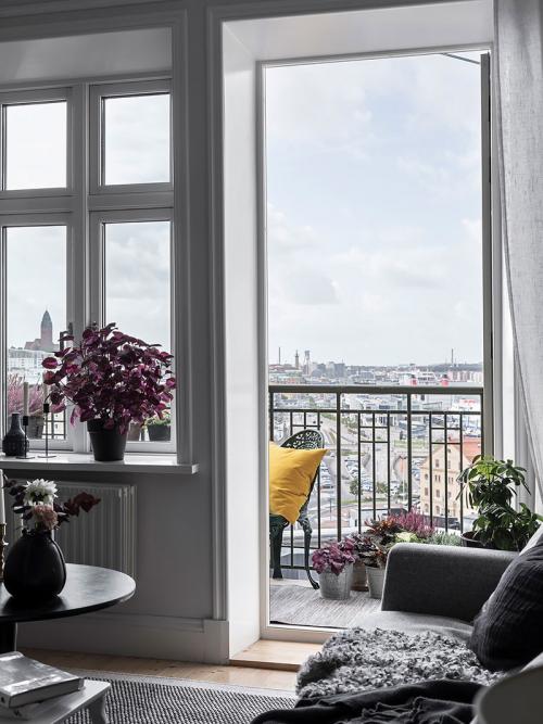 Белоснежная квартира с тёплыми акцентами 26