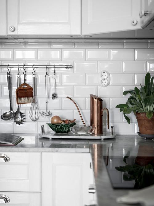 Белоснежная квартира с тёплыми акцентами 08