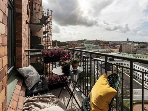 Белоснежная квартира с тёплыми акцентами 04