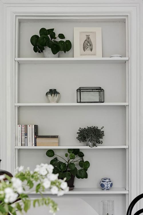 Потолки с лепниной и современная мебель 13