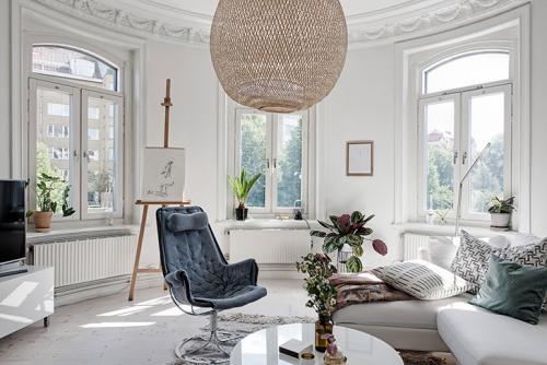 Потолки с лепниной и современная мебель 01