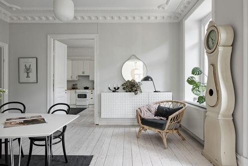 Потолки с лепниной и современная мебель 11