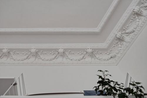 Потолки с лепниной и современная мебель 14