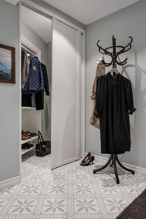 Потолки с лепниной и современная мебель 18