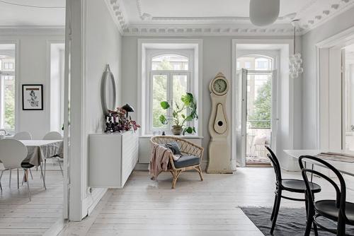 Потолки с лепниной и современная мебель 10