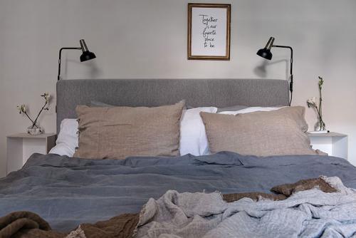 Потолки с лепниной и современная мебель 17