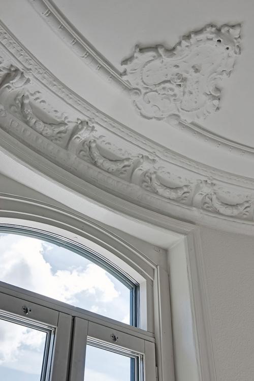 Потолки с лепниной и современная мебель 04