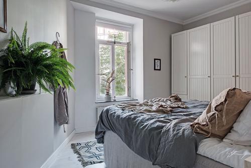 Потолки с лепниной и современная мебель 16