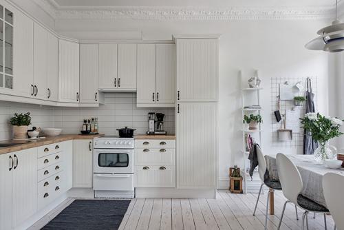 Потолки с лепниной и современная мебель 15