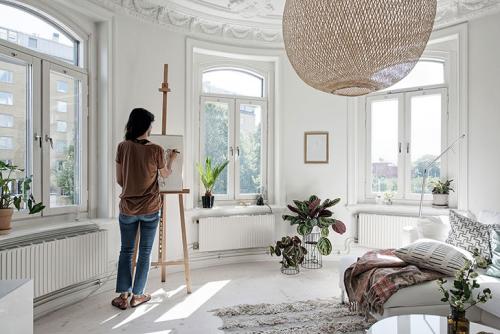 Потолки с лепниной и современная мебель 05